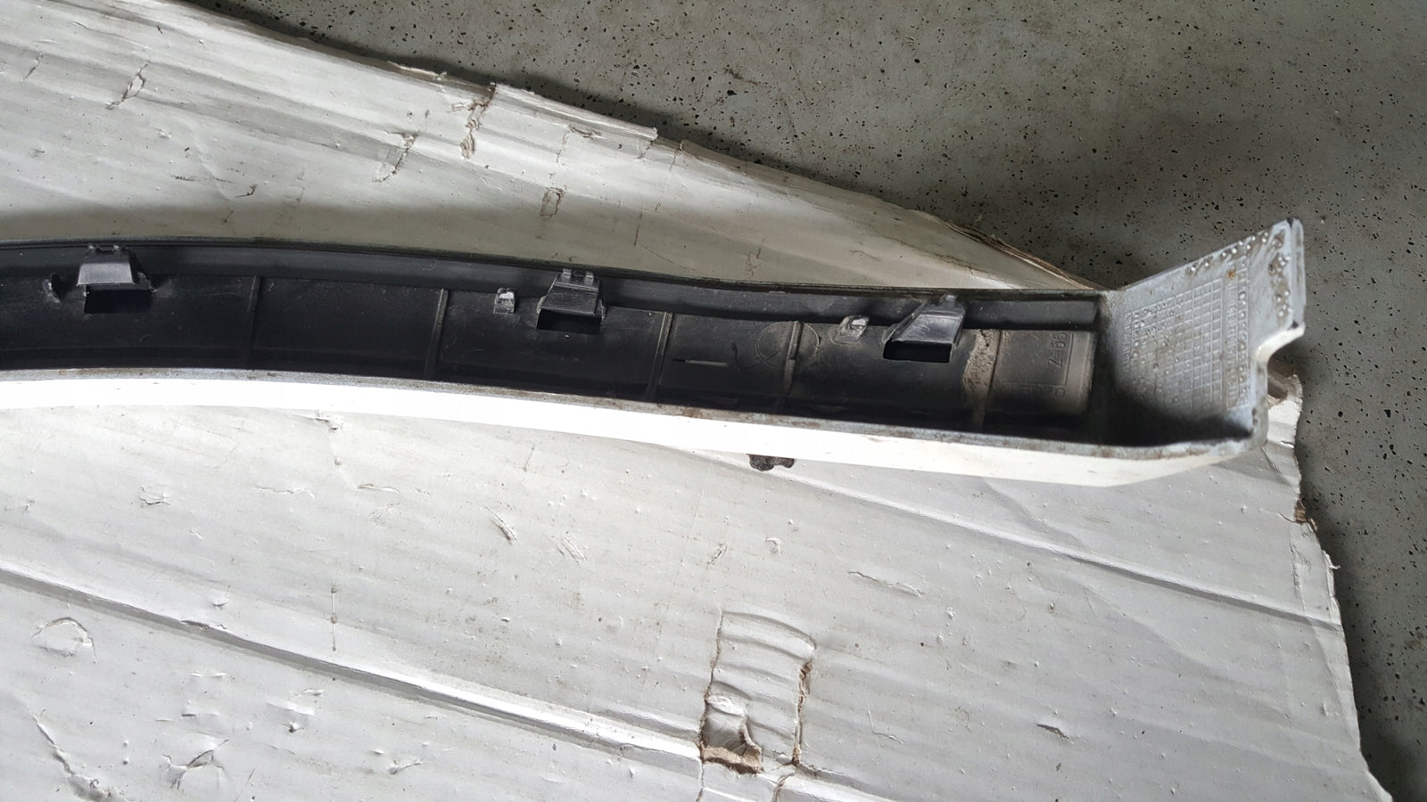 Listwa błotnika prawy tył AUDI Q5 80A853818A demontaż