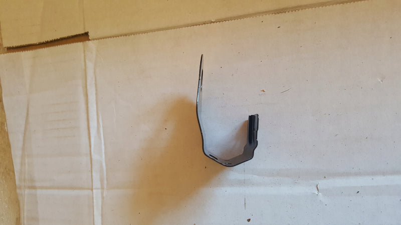 VW nowy uchwyt błotnika OE 8K0821470C