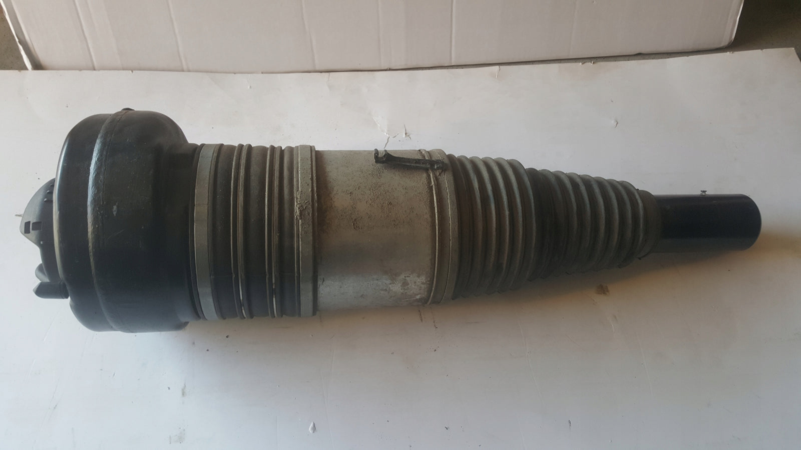 Amortyzator przedni AUDI E-TRON 4KE616039G demontaż