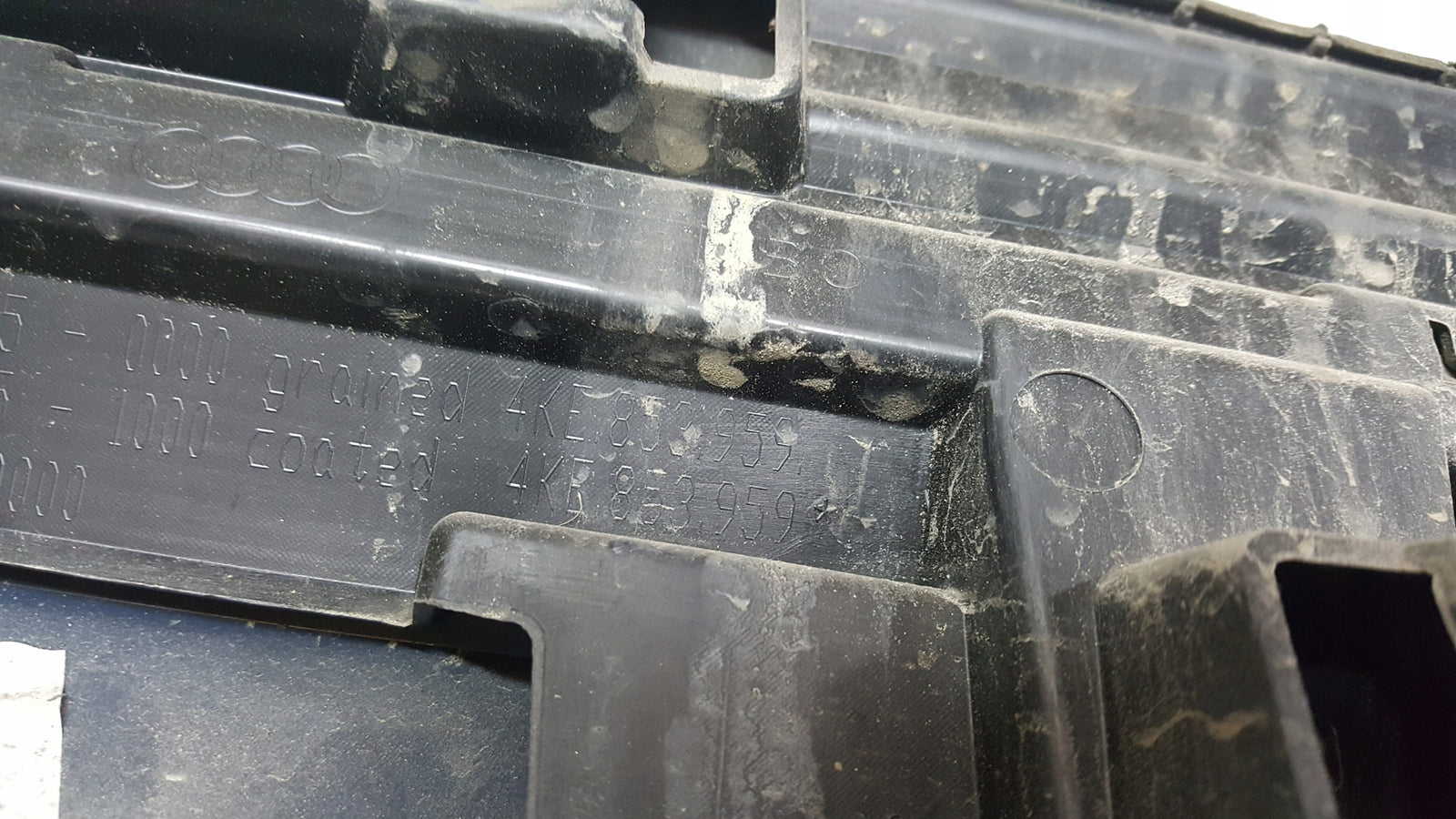 Listwa drzwi lewy przód AUDI E-TRON 4KE853959