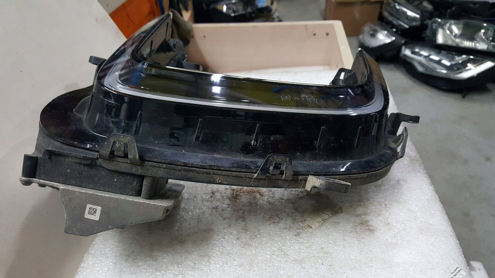 Prawy halogen LED- DRL-- VW E-UP! lift 12E941056E demontaż