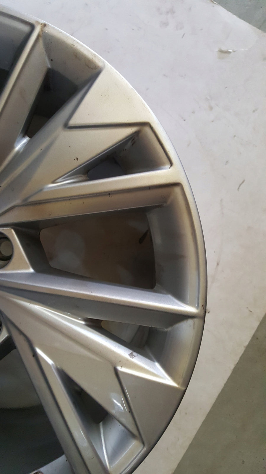 AUDI A3 21^ felga aluminiowa 17 cali 8Y0601025D