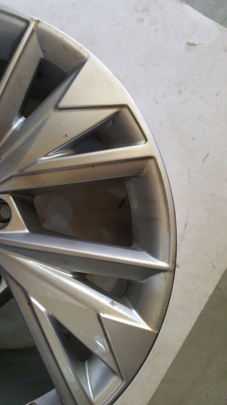 AUDI A3 21^ felga aluminiowa 17 cali 8Y0601025D