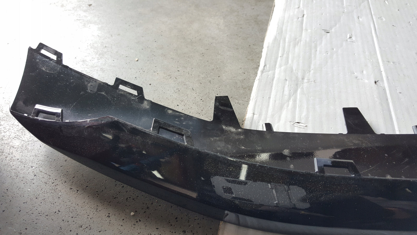 Spoiler zderzaka przedniego AUDI RS3 (8Y) 8Y0807717 demontaż