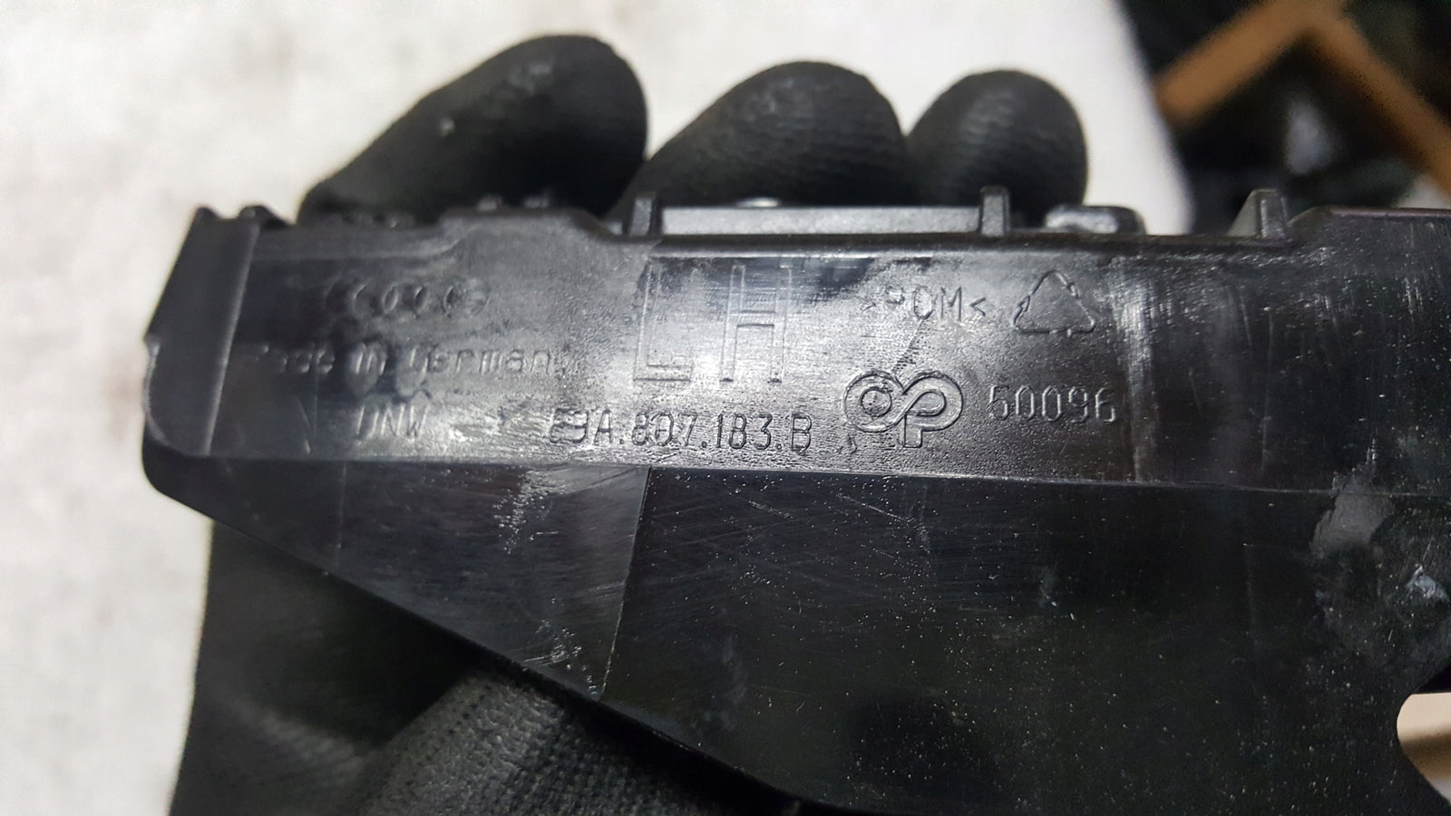 Mocowanie ślizg zderzaka lewy przód AUDI Q4 e-tron 89A807183B demontaż