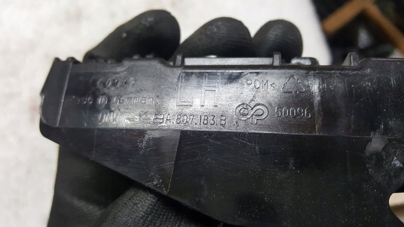 Mocowanie ślizg zderzaka lewy przód AUDI Q4 e-tron 89A807183B demontaż