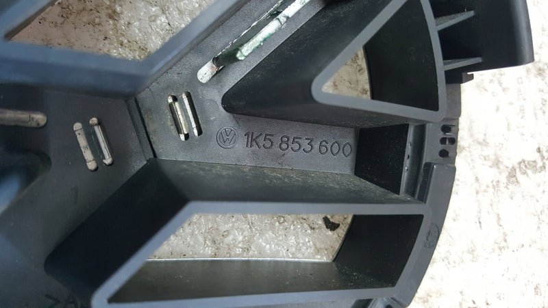 VOLKSWAGEN PASSAT B6 GOLF V 5 EMBLEMAT ZNACZEK LOGO GRILLA 1K5853600