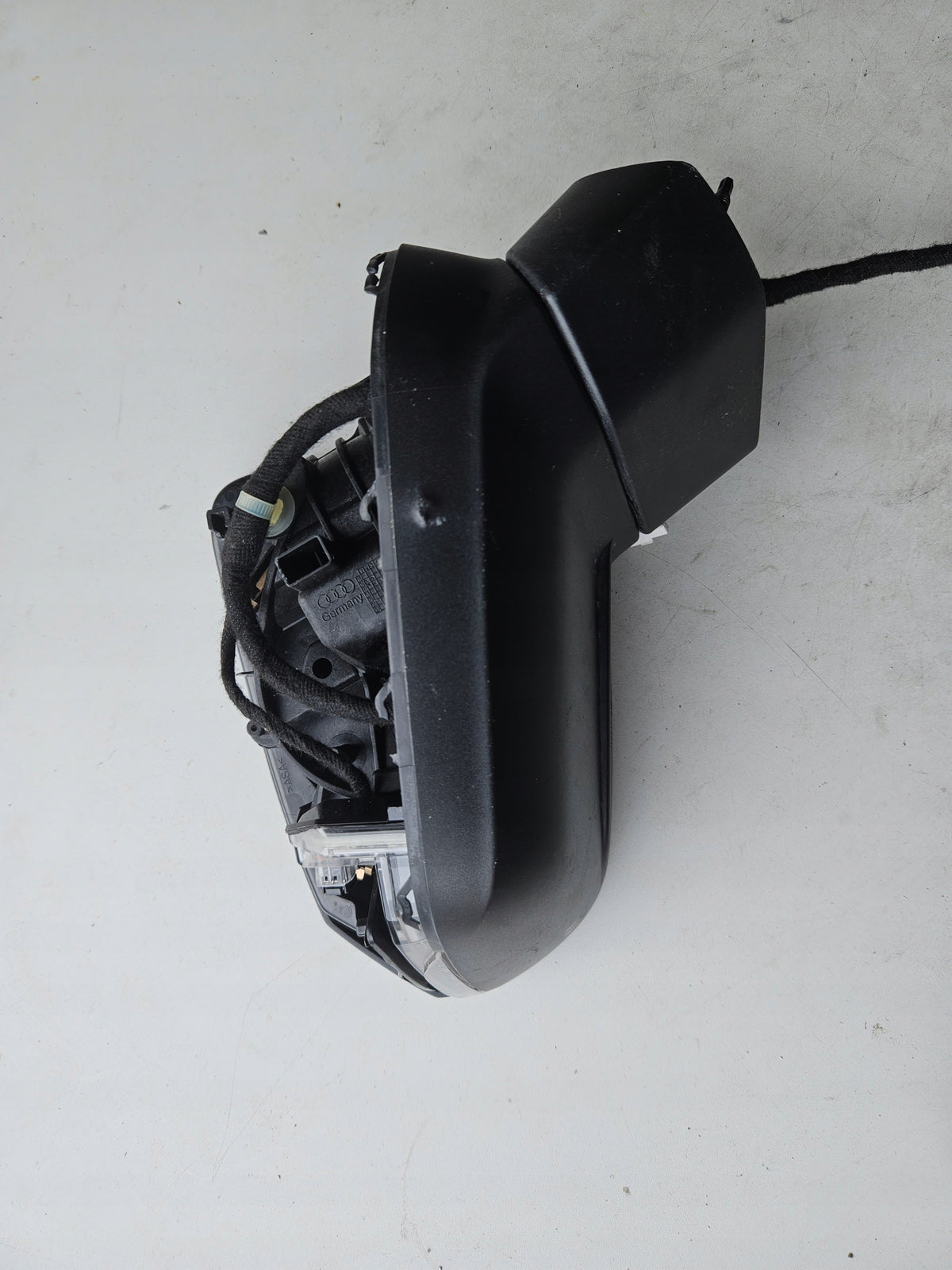 Pr Lusterko zewn AUDI Q2 81B857410C 14 pin+2 IDEAŁ