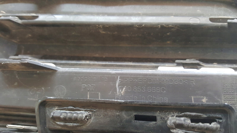 Kratka zderzaka prawy przód VW TOUAREG III 760853666C demontaż