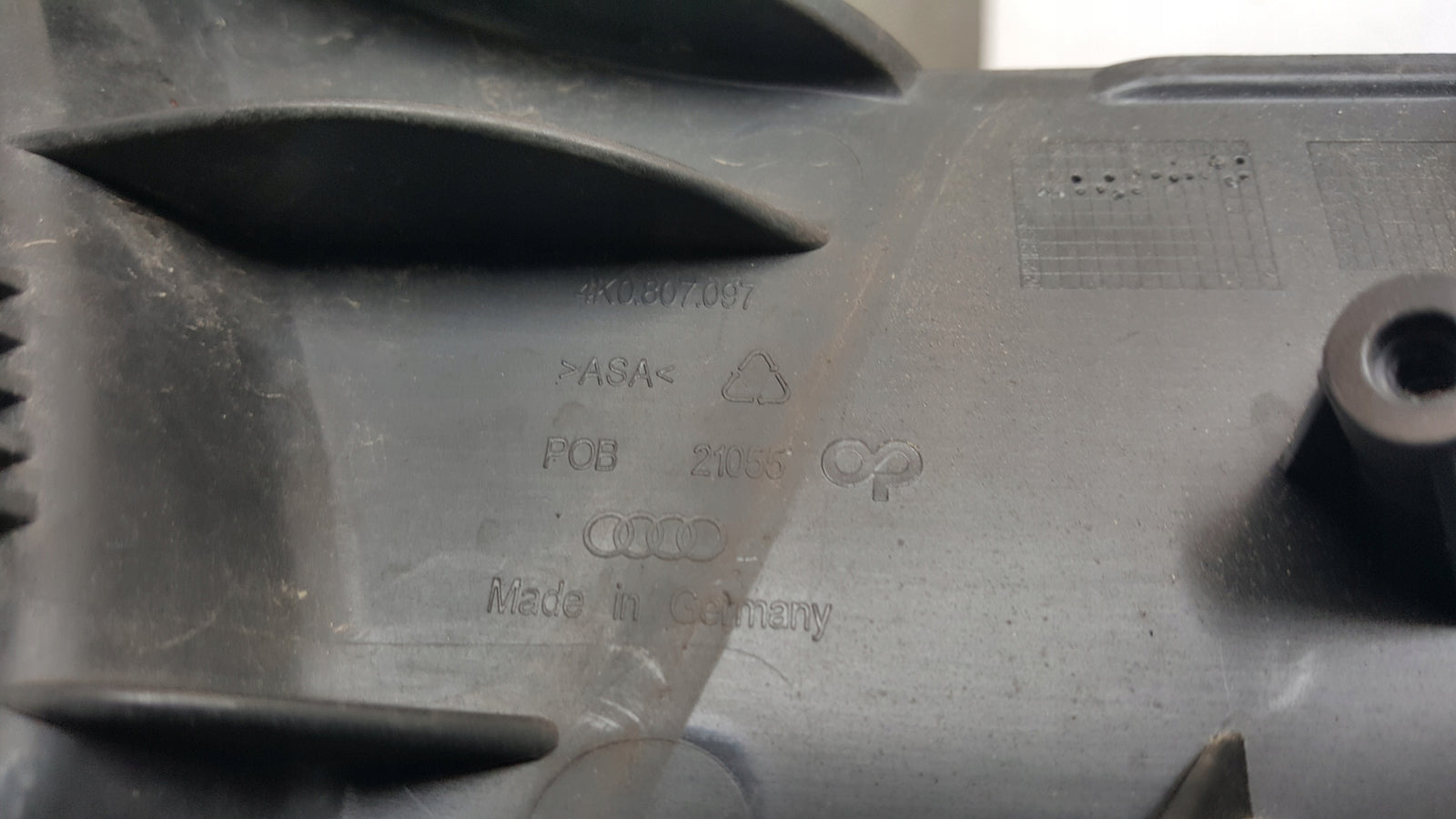 Ślizgi zderzaka przód L AUDI A6 C8 4K0807097