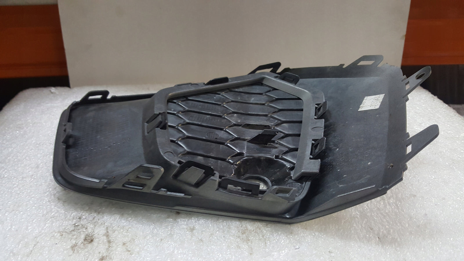 Kratka zderzaka przedniego lewa strona AUDI A3 8Y0807681 demontaż