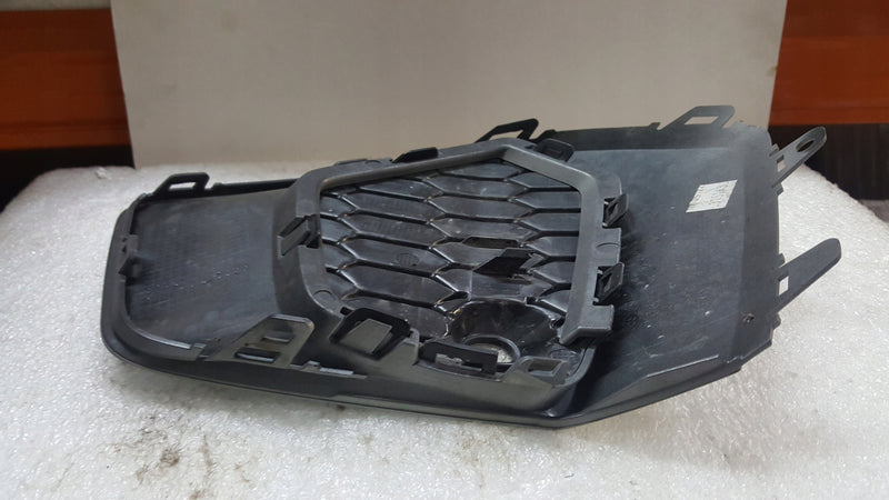 Kratka zderzaka przedniego lewa strona AUDI A3 8Y0807681 demontaż