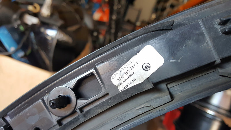 Listwa błotnika lewy przód AUDI Q5 80A853717J demontaż