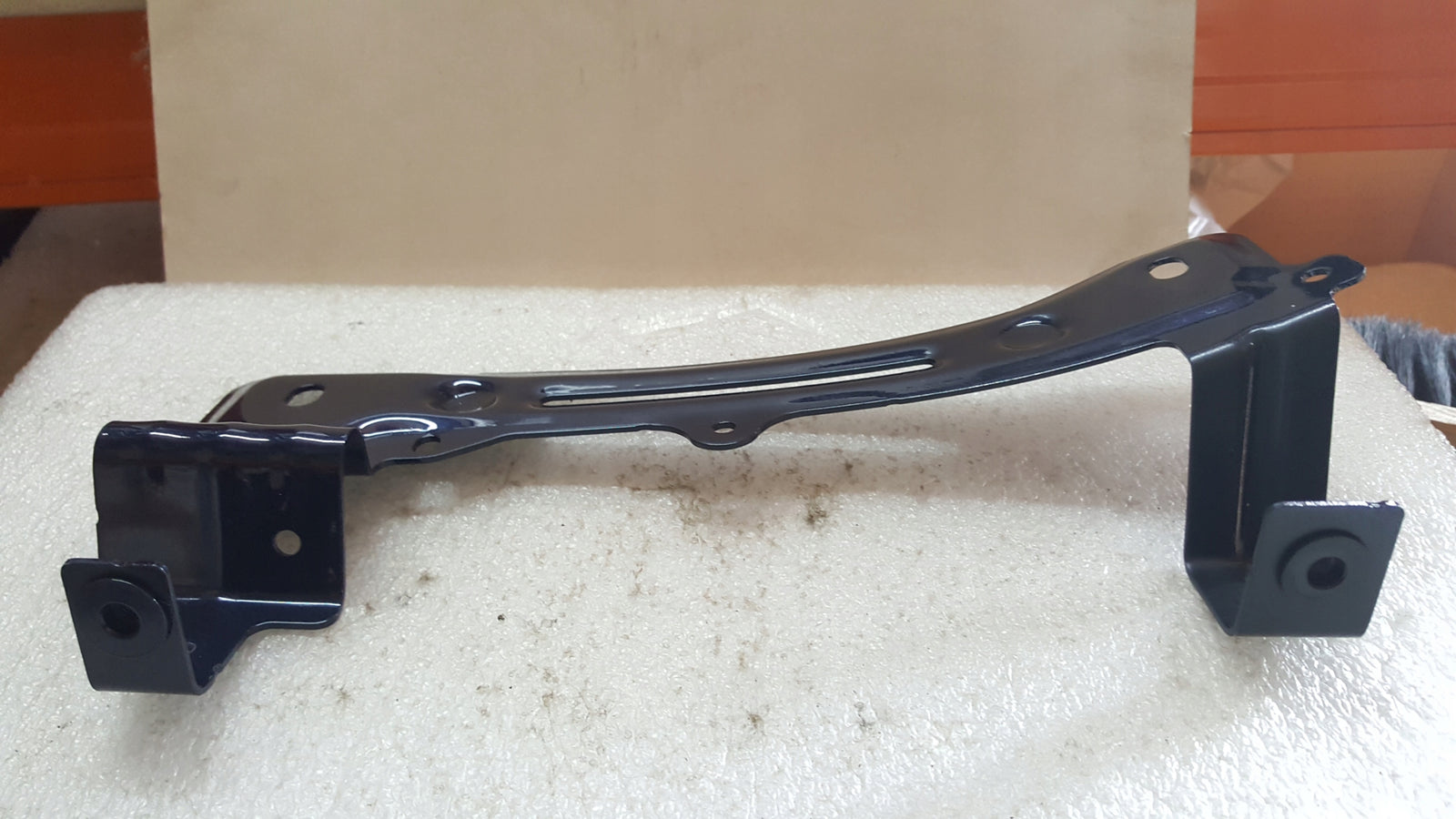 NOWY ORYGINALNY wspornik błotnika prawy przód VW TOUAREG 760821432