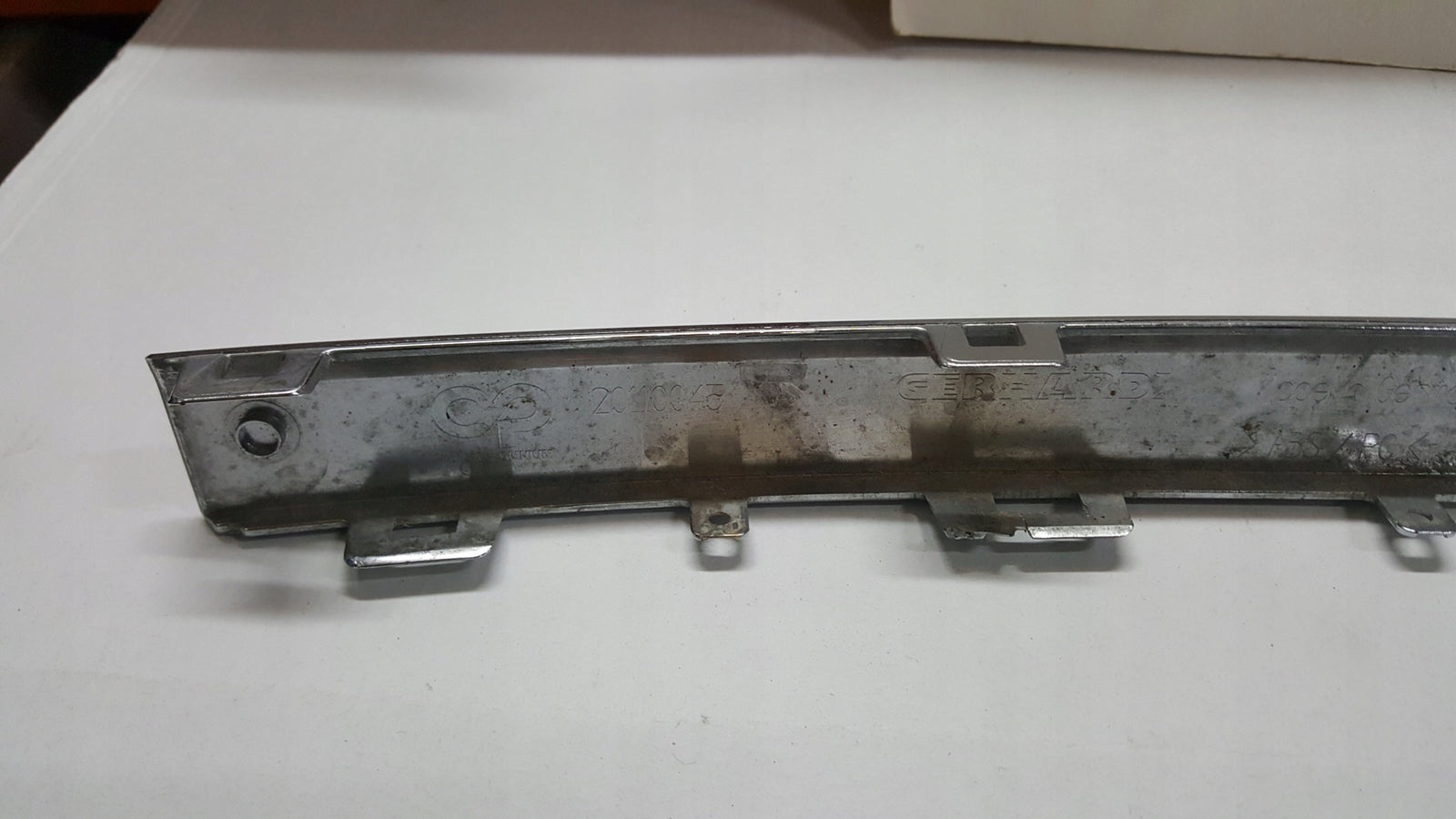 Listwa chrom zderzaka tylnego lewa strona VW TOUAREG 7P6853841 demontaż