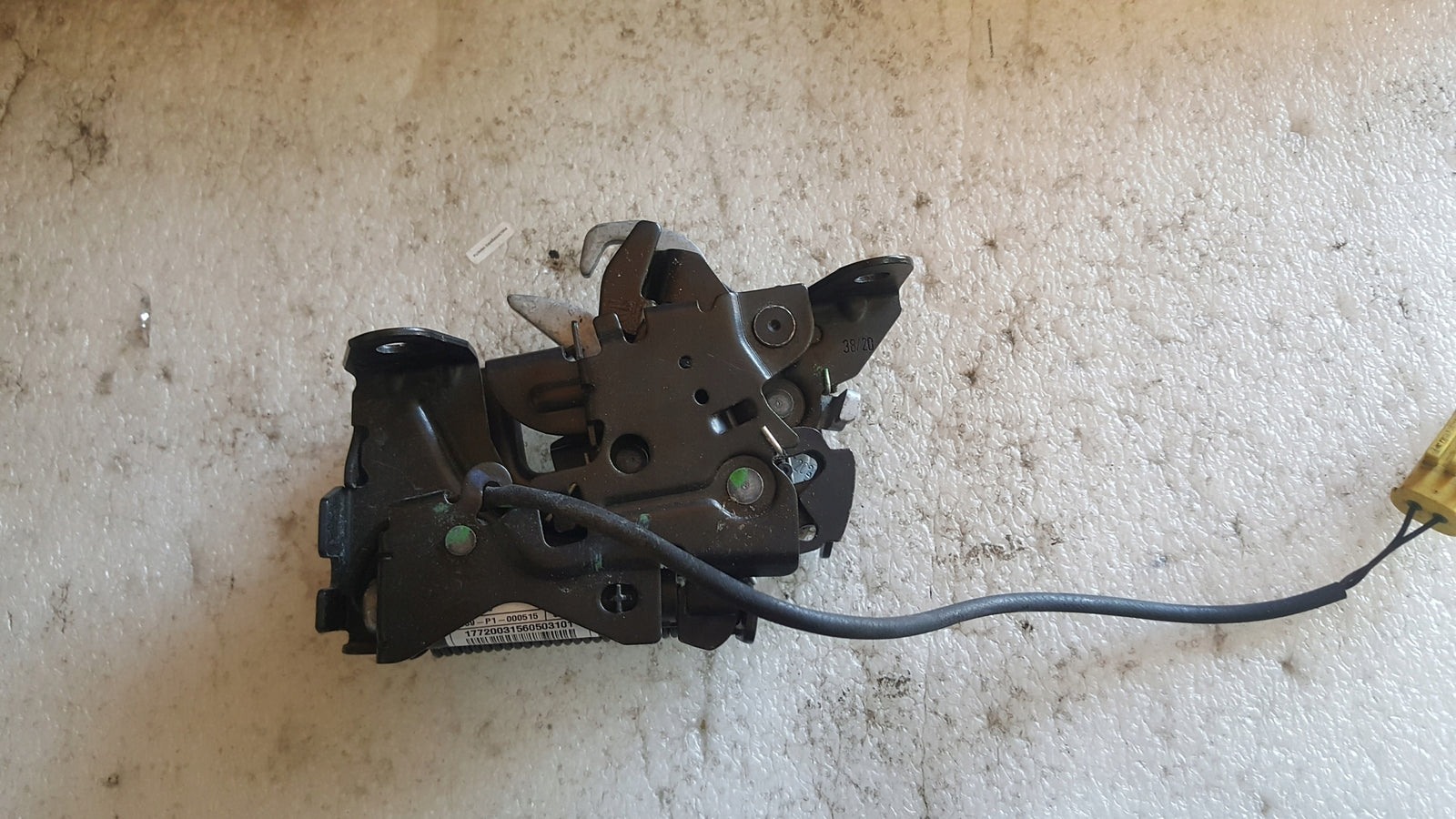 Zamek maski lewy prawy BMW 2 F45 7242550 7242551