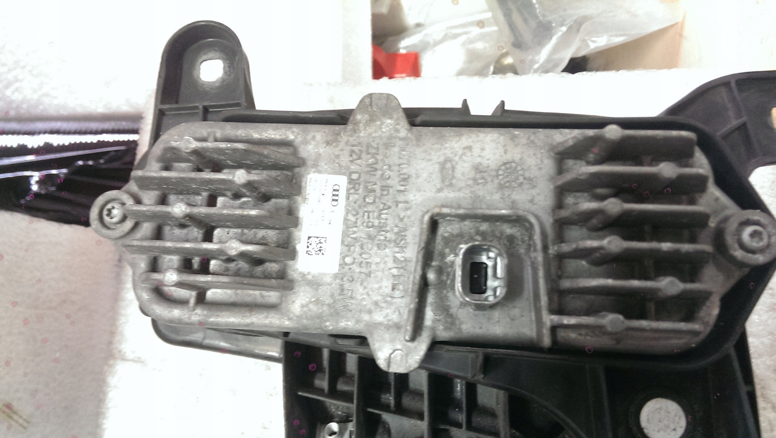 Lewy halogen LED światło DRL AUDI Q7 4M0941055