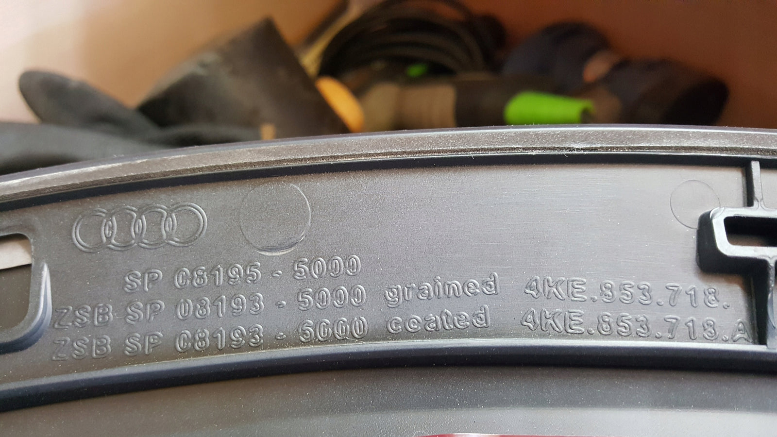 Listwa błotnika prawy przód AUDI E-TRON 4KE853718