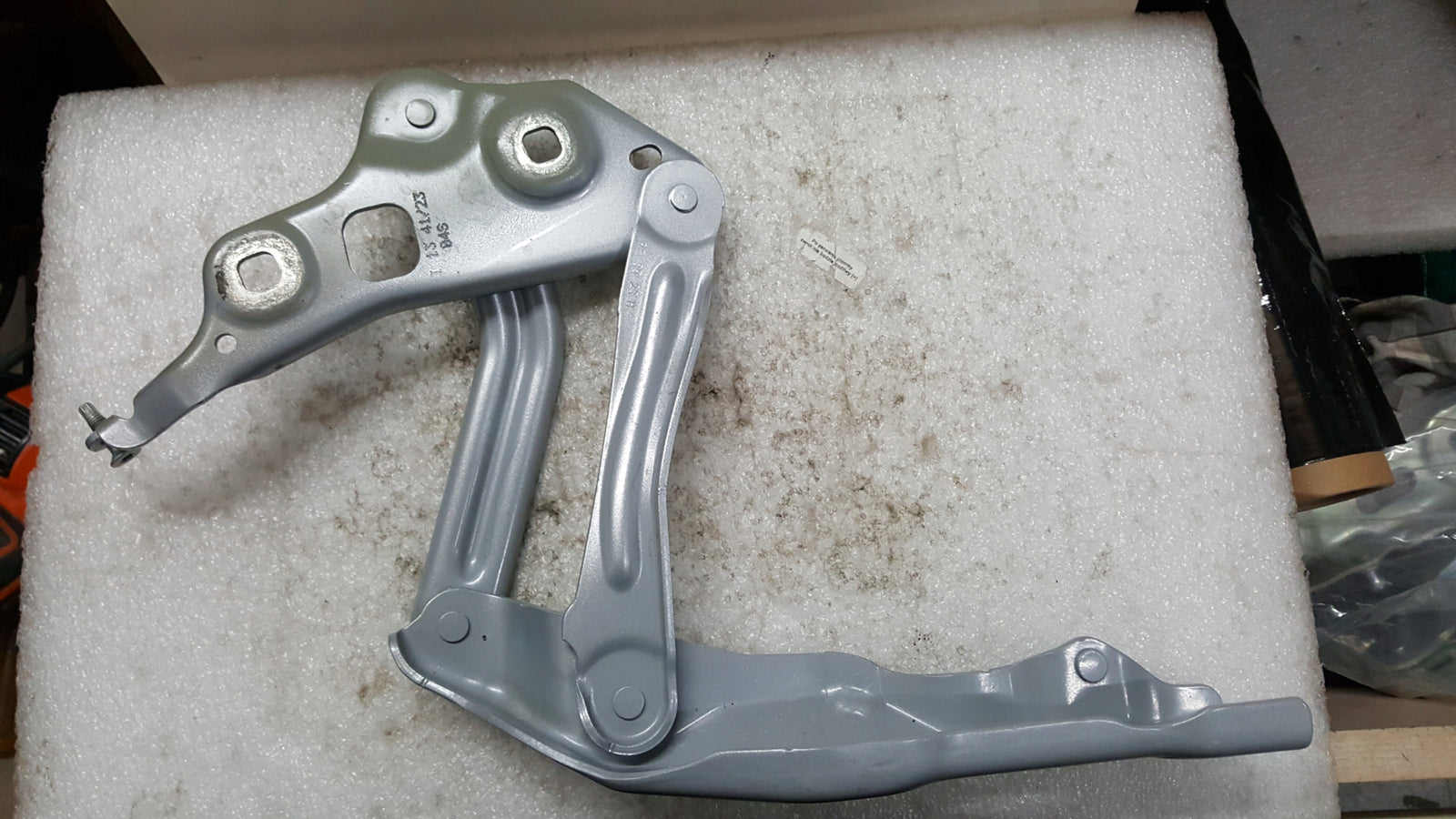 Zawias maski prawy-- SKODA OCTAVIA 5E3823302 demontaż