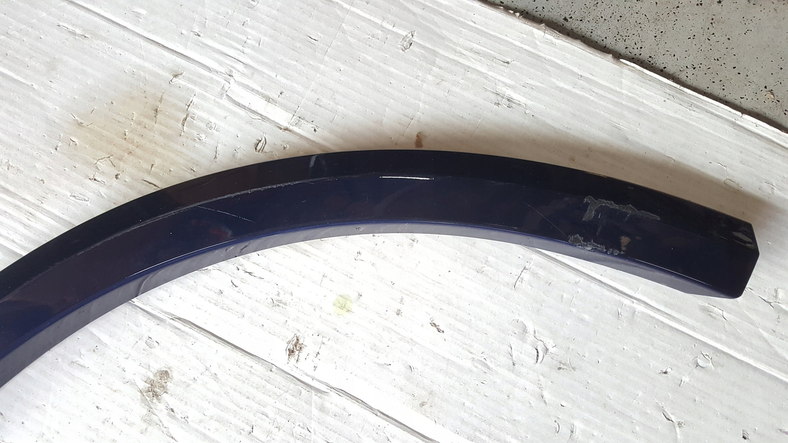 Listwa błotnika prawy przód AUDI Q2 81A853718A demontaż