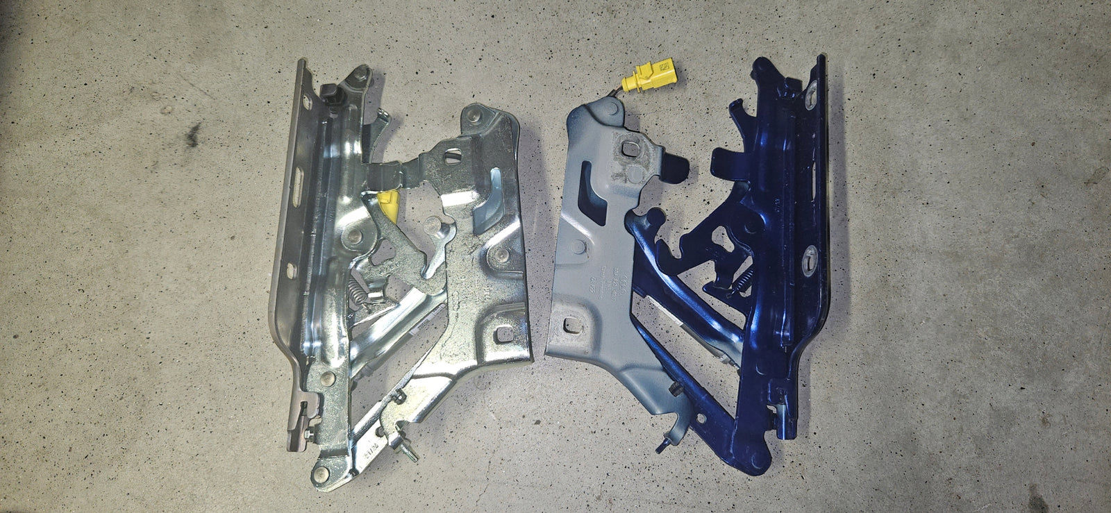 Zawiasy maski lewy + prawy AUDI Q5 80A823301D 80A823302 IDEAŁ D ORYGINAŁ