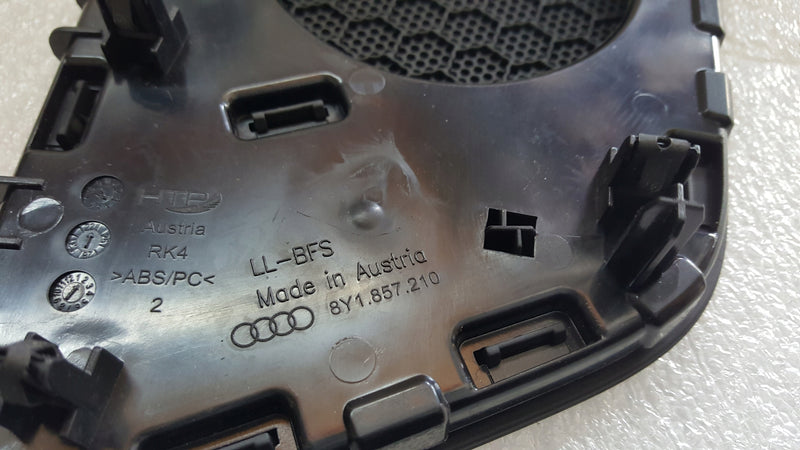 Maskownica osłona głośnika prawa strona AUDI A3 8Y1857228 demontaż