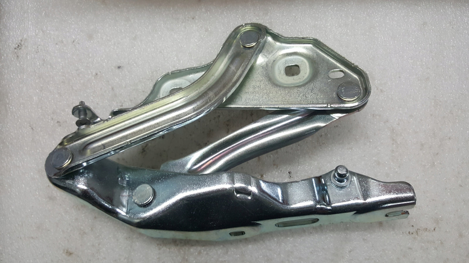 NOWY ORYGINALNY lewy zawias maski SKODA OCTAVIA 5E3823301