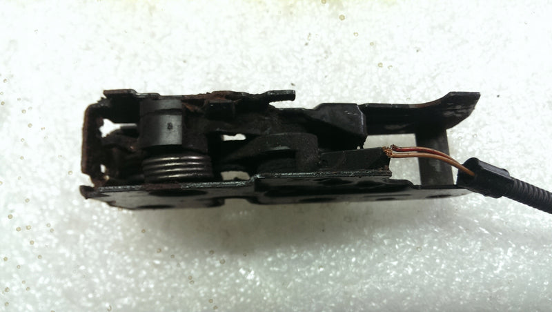 Zamek maski VW GOLF V 1K1823509D demontaż