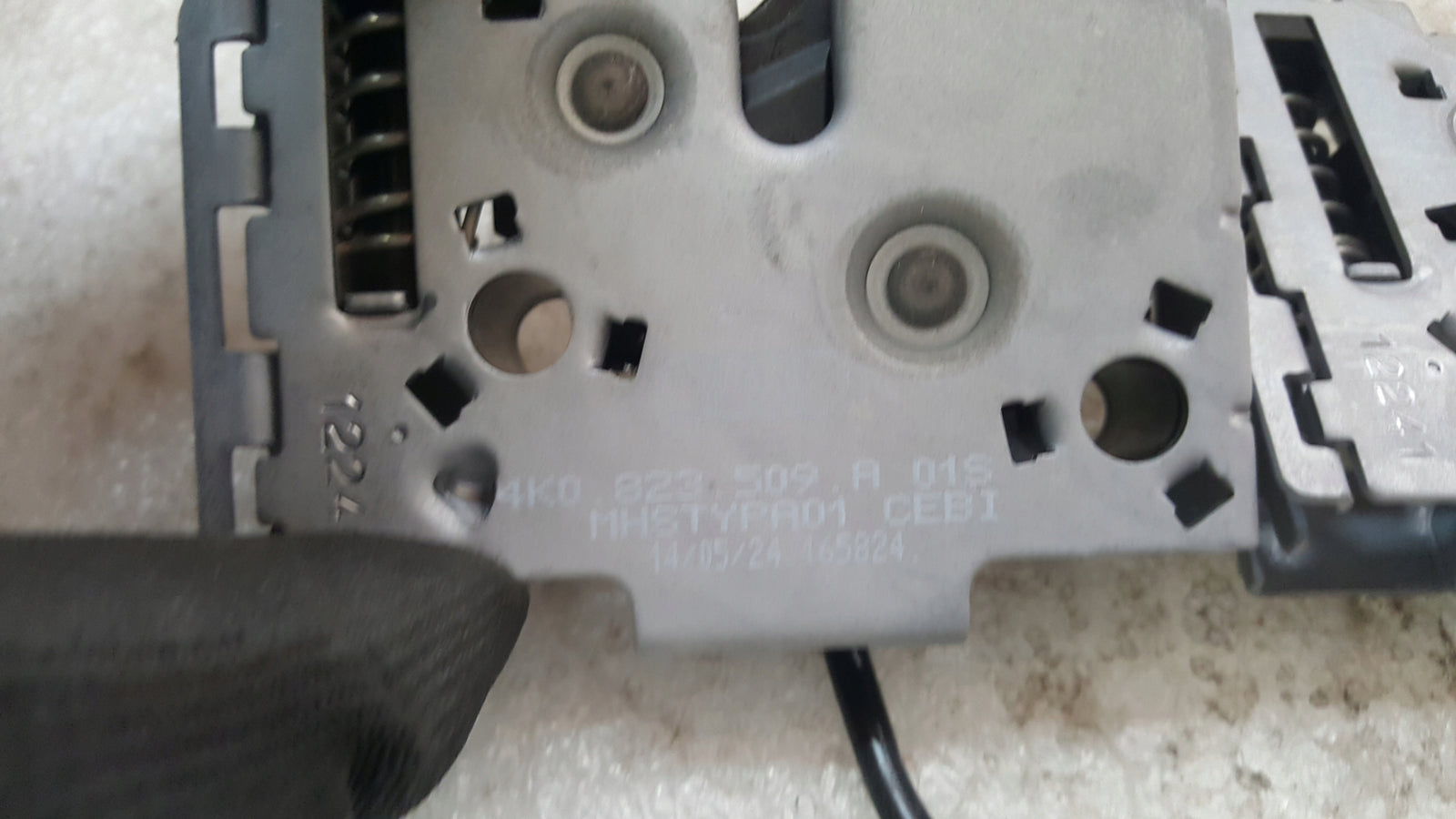 Zamek maski AUDI A6 C8 4K0823509A demontaż oryginał