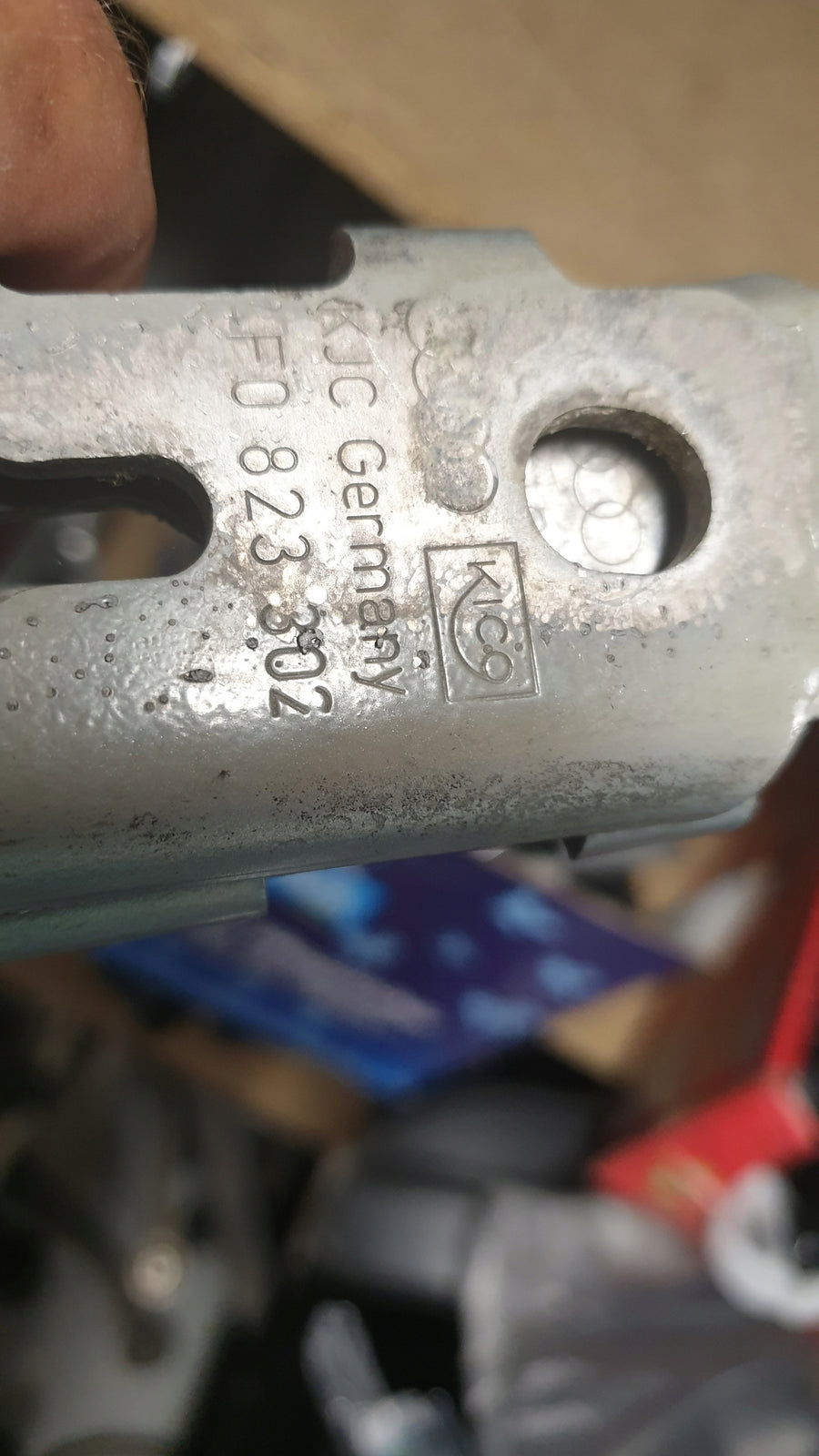 zawiasy maski Audi A6 4F0823302 4F0823301 2005-11r