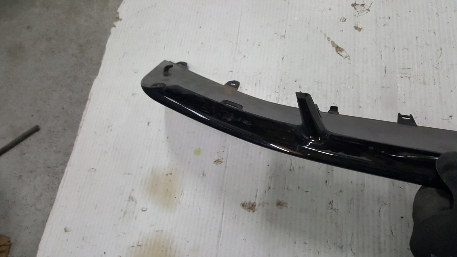 Spoiler dokładka zderzaka przedniego AUDI A4 (B9) 8W0807717B demontaż
