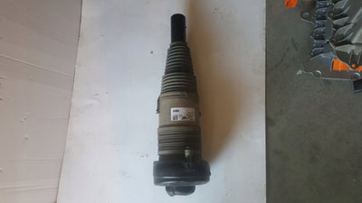 Amortyzator przedni AUDI E-TRON 4KE616039G demontaż