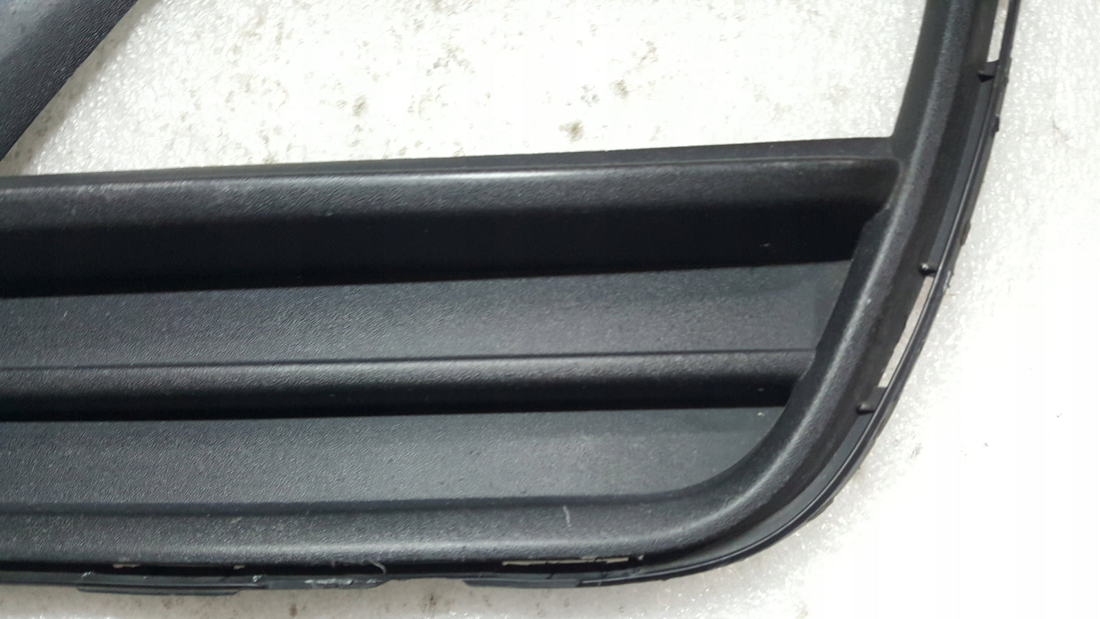 Kratka zderzaka prawy przód VW CADDY 2K5853666C demontaż