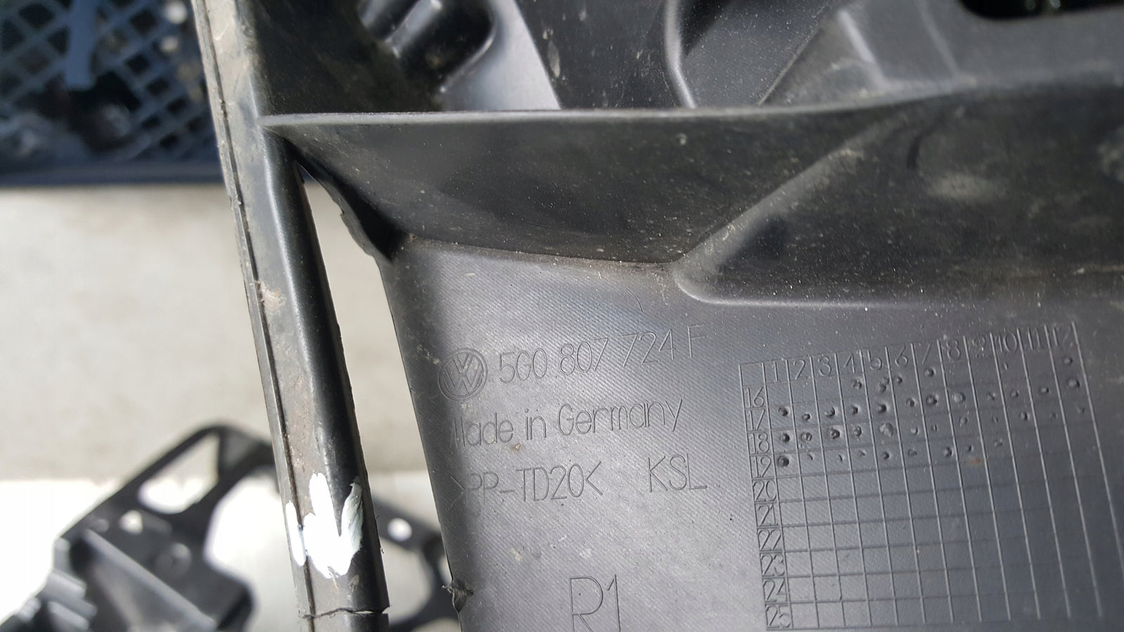 Ślizgi zderzaka przedniego VW GOLF VII 5G0807723F 5G0807724F demontaż