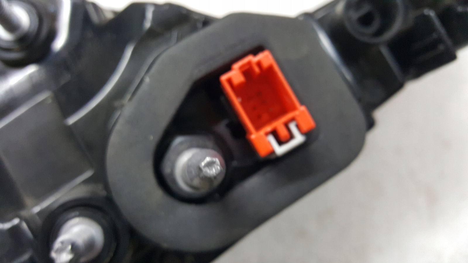 Lampa LED w klapę lewy tył AUDI A4 (B9) kombi LIFT 8W9945093AC