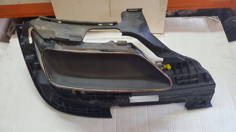 Prawa końcówka wydechu + uchwyt AUDI A4 (B9) 8W0253826Q 8W0807348G demontaż