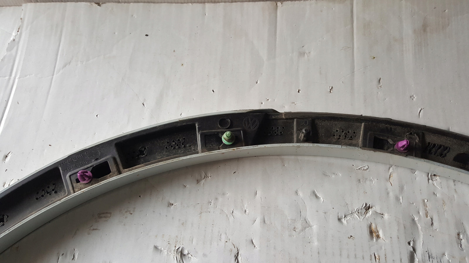 Listwa błotnika prawy tył VW TOUAREG 3 760853818D