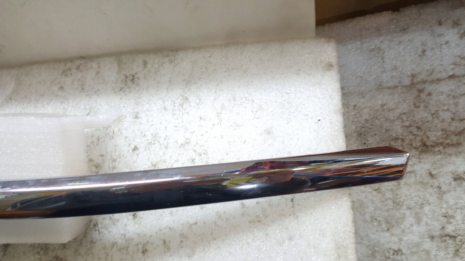AUDI A6 C6 LIFT 08- OZDOBNA LISTWA CHROM ZDERZAKA PRZÓD LEWA 4F0853065