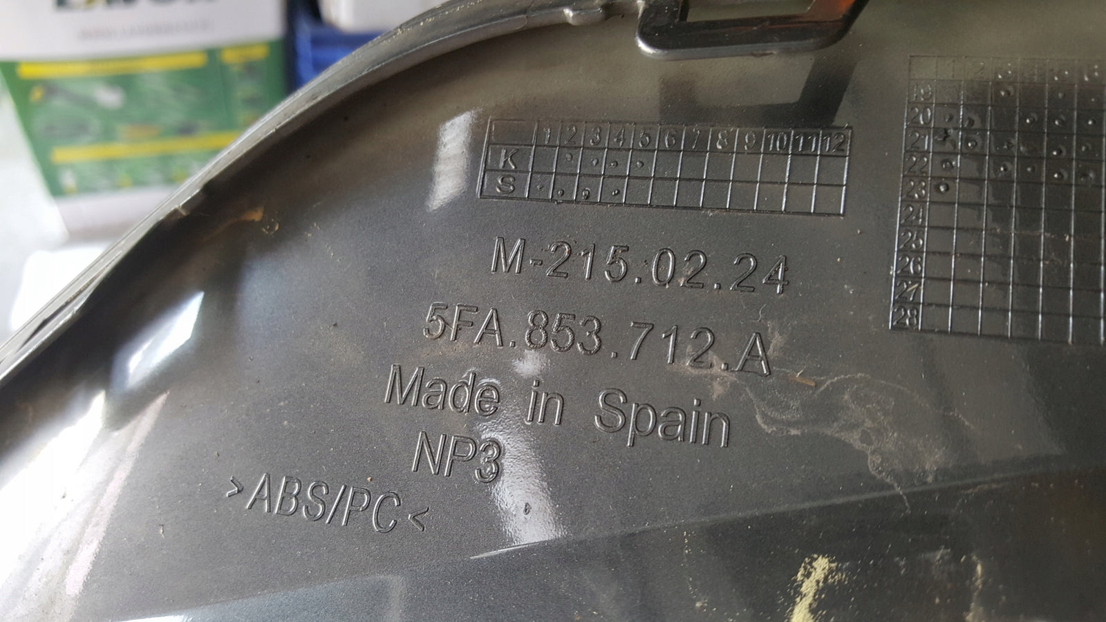 Listwa zderzaka przedniego prawa strona SEAT LEON 5FA853712A demontaż