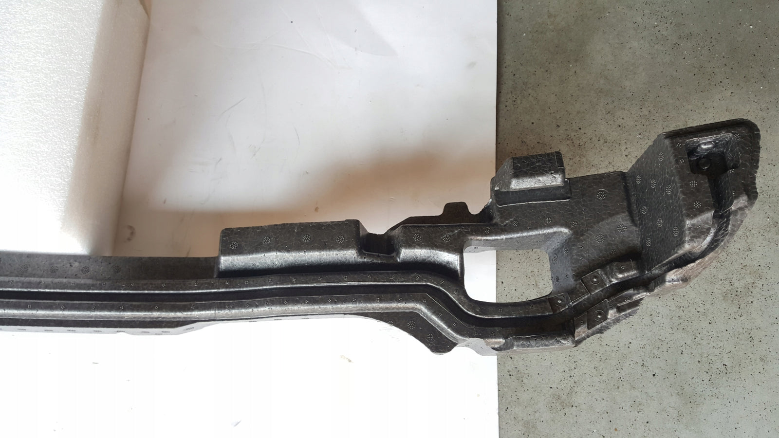 NOWY ORYGINALNY absorber zderzaka przedniego AUDI A3 8V0807550A