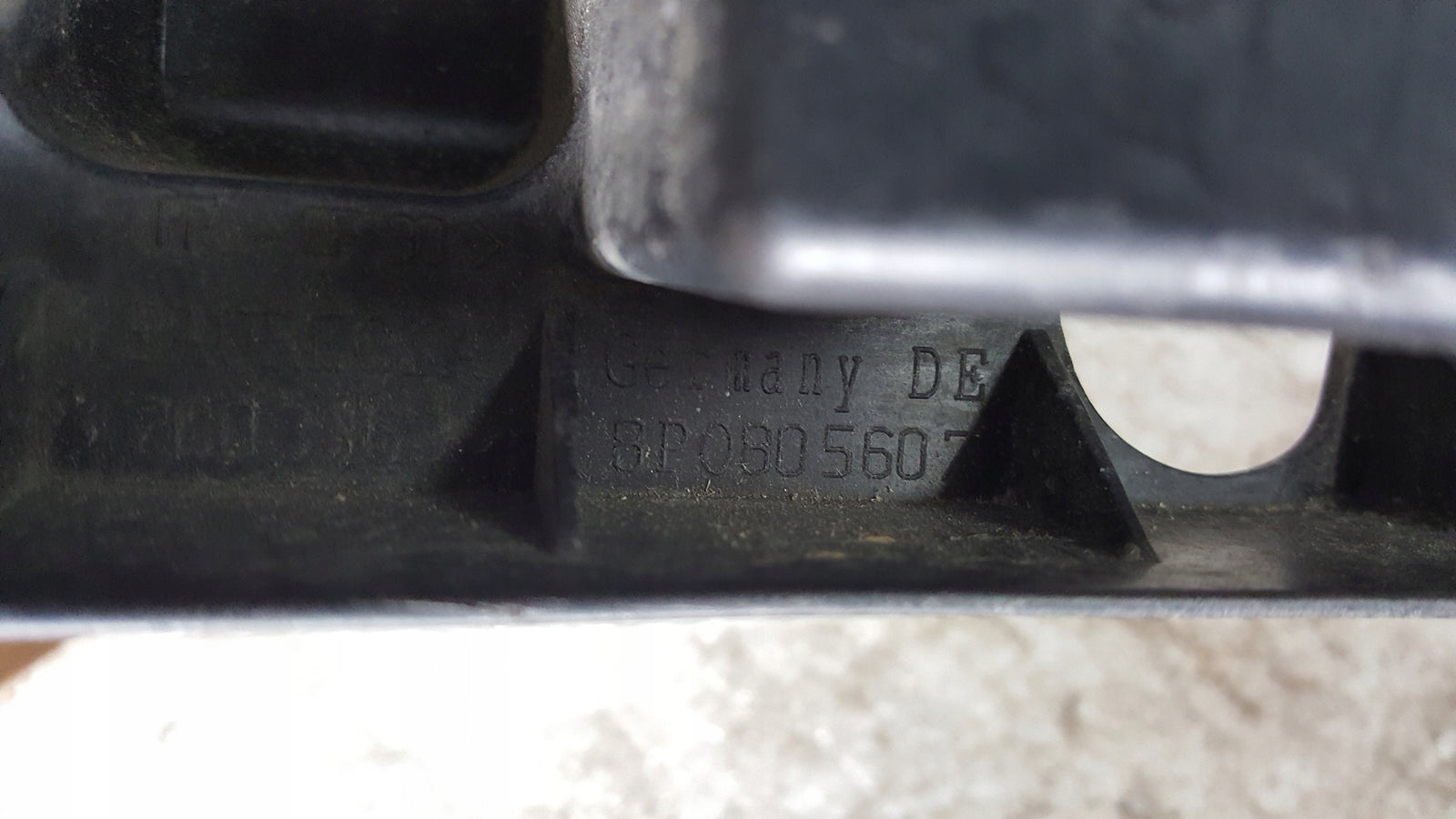 SLIZG MOCOWANIE LAMPY LEWY PRZOD AUDI A3 8P LIFT 2009-2012 8P0805607