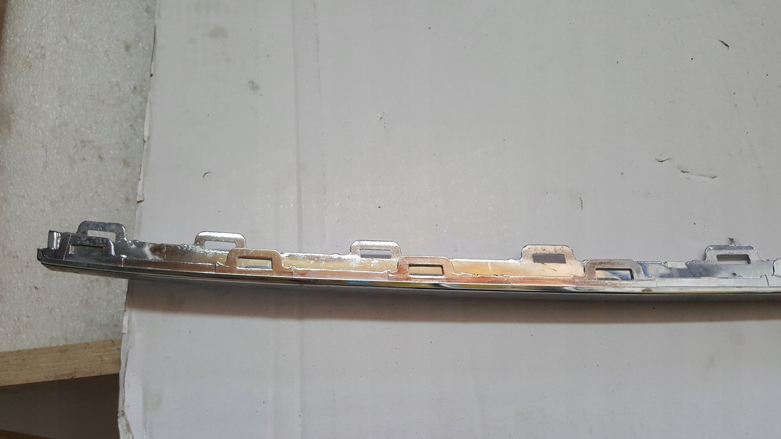 Listwa chrom zderzaka tylnego VW TOURAN 5TA853146 demontaż