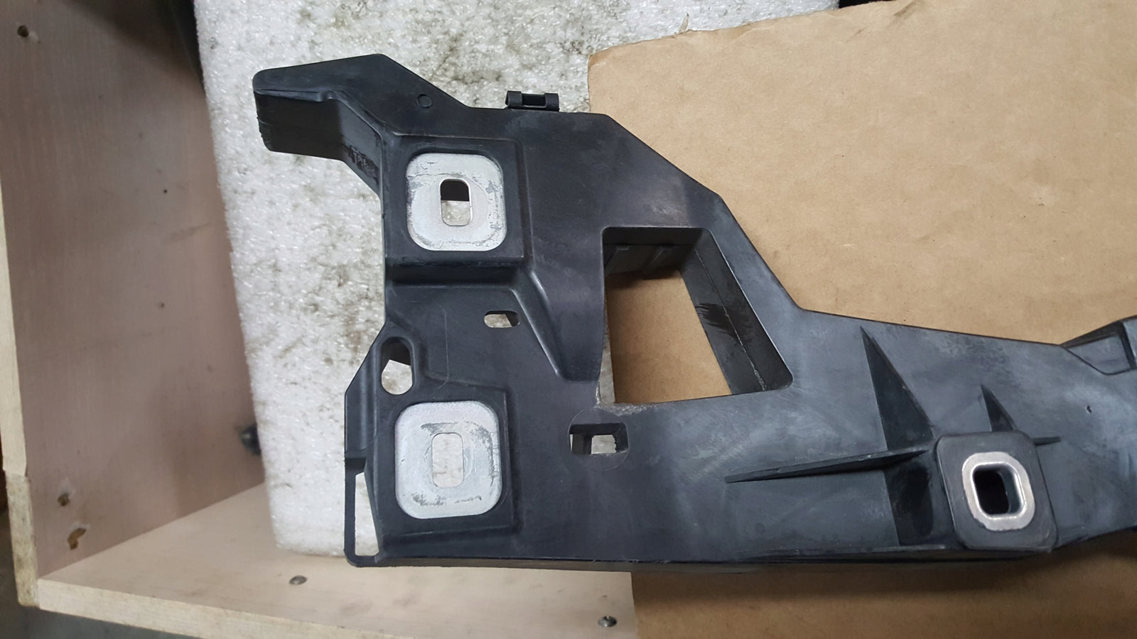 AUDI Q2 ŚLIZG MOCOWANIE POD LAMPĘ PRAWY PRZÓD 81A805608C