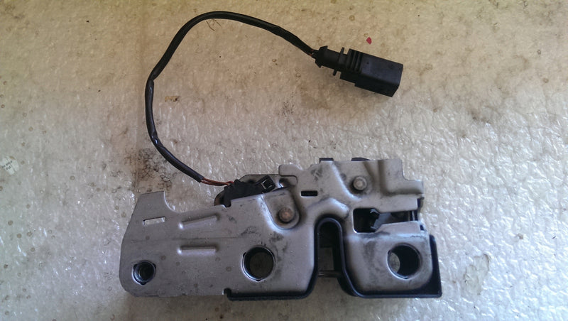 Zamek maski SKODA FABIA II ROOMSTER 5J0823509E