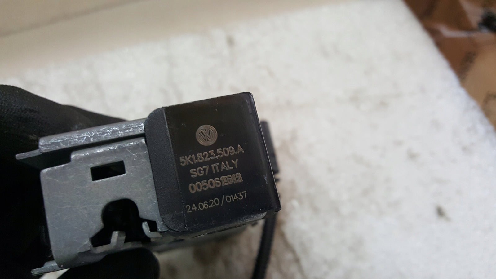 Zamek maski VW GOLF VI 5K1823509A demontaż
