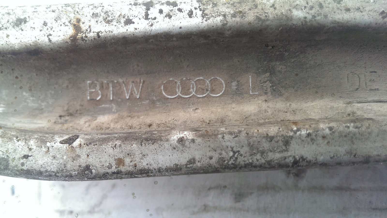 Wahacz dolny LE przód AUDI A6 4F0407693 demontaż