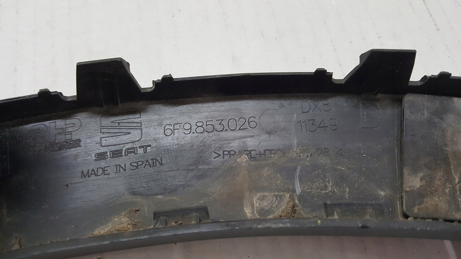Listwa zderzaka prawy tył SEAT ARONA 6F9853026 demontaż