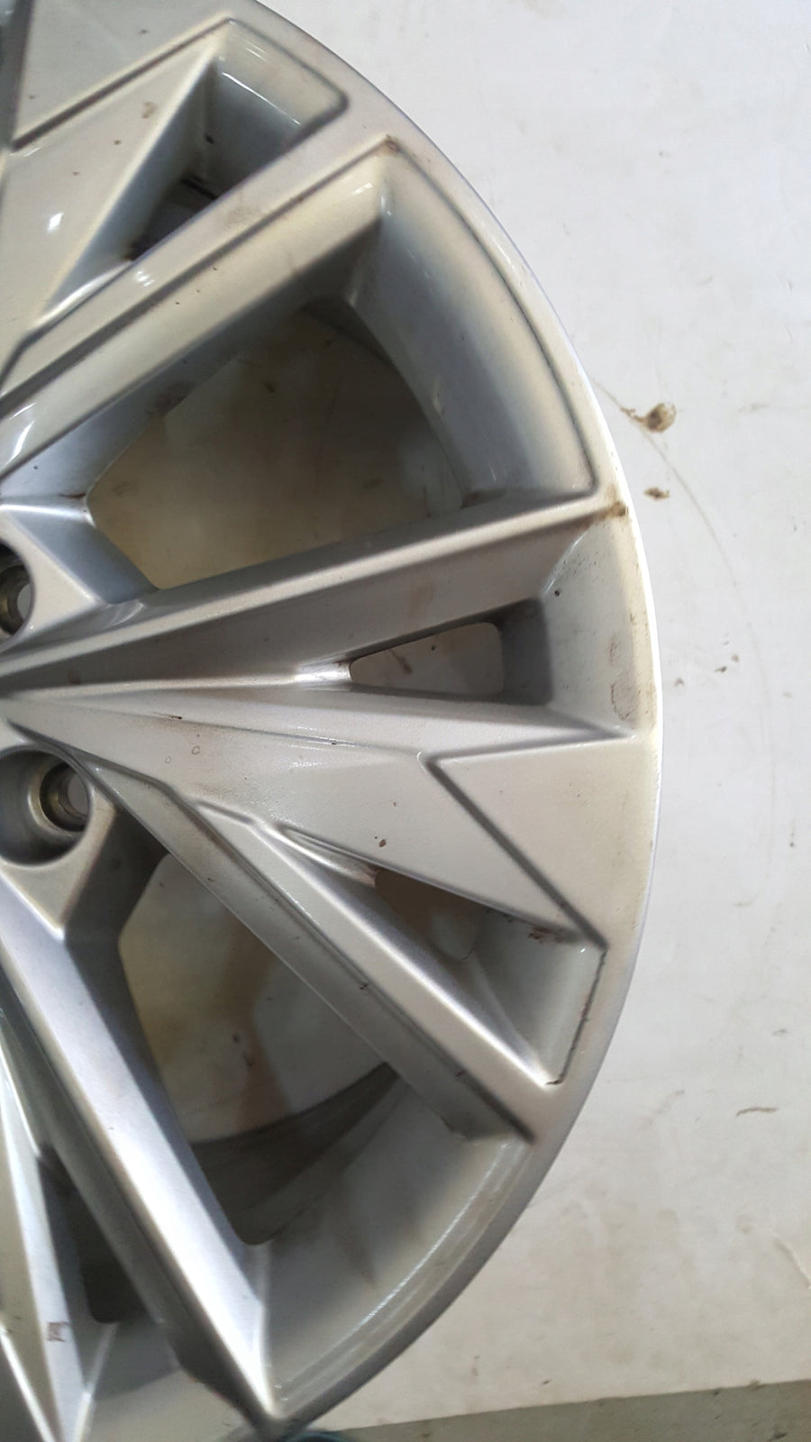 AUDI A3 21^ felga aluminiowa 17 cali 8Y0601025D