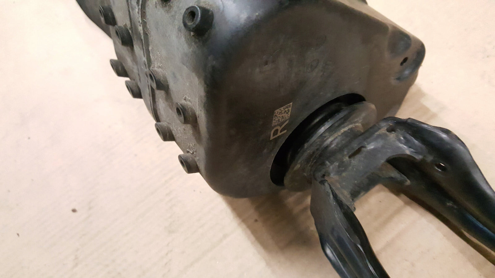 Amortyzator prawy przód PORSCHE TAYCAN 9J1616038E demontaż