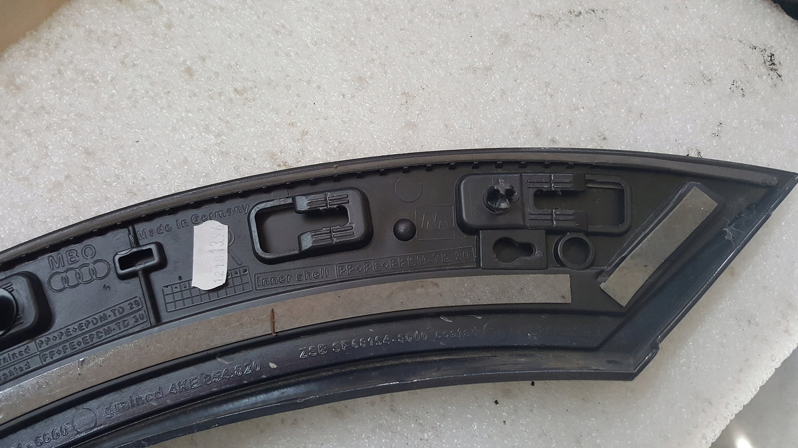 Listwa drzwi prawy tył AUDI E-TRON 4KE854820A 4KE853026E demontaż